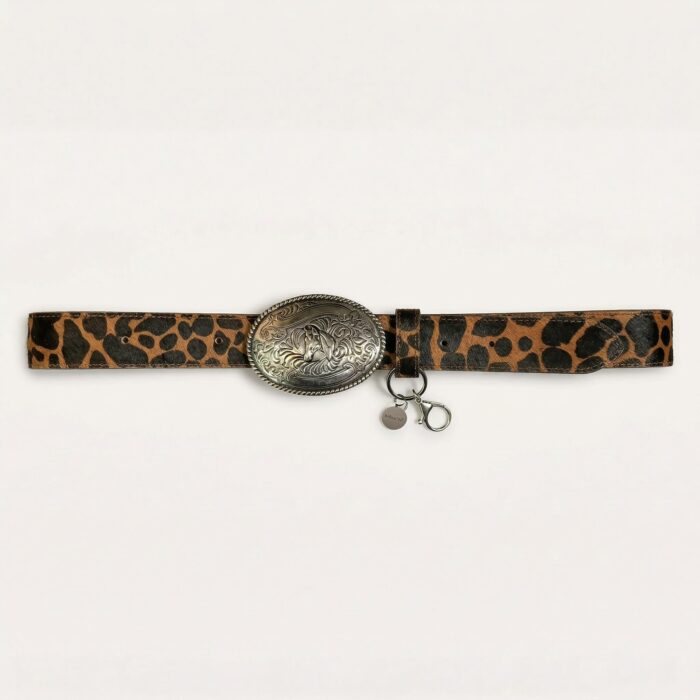 cinturón de cuero leopardo con hebilla western metálica y detalle colgante