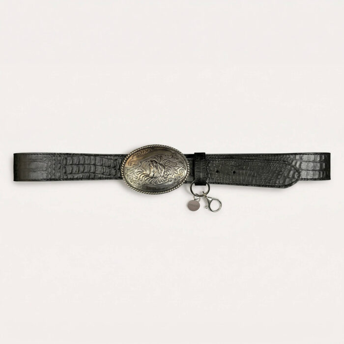 cinturón de cuero negro con textura cocodrilo y hebilla western metálica