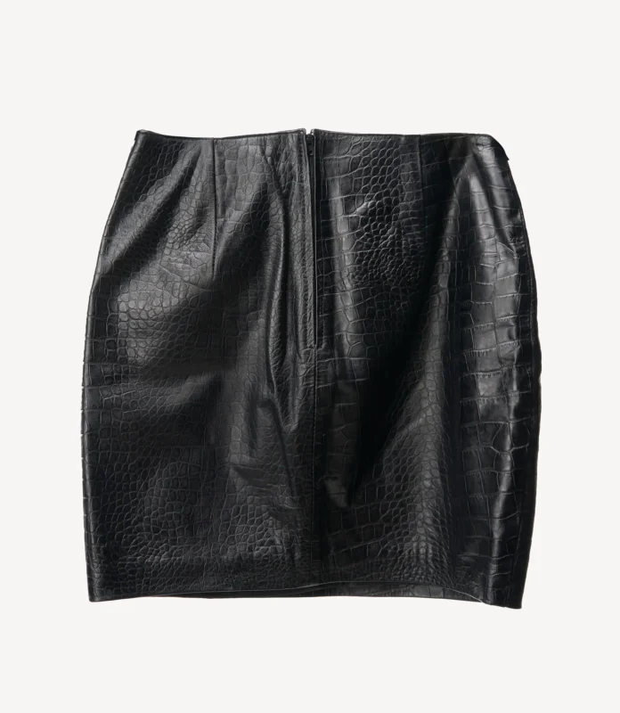 Falda Evangelista Barmont de cuero negro con textura de cocodrilo y herraje plateado frontal.