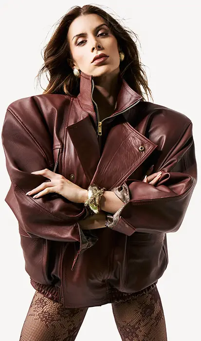 Mujer vistiendo chaqueta de cuero color vinotinto oversize