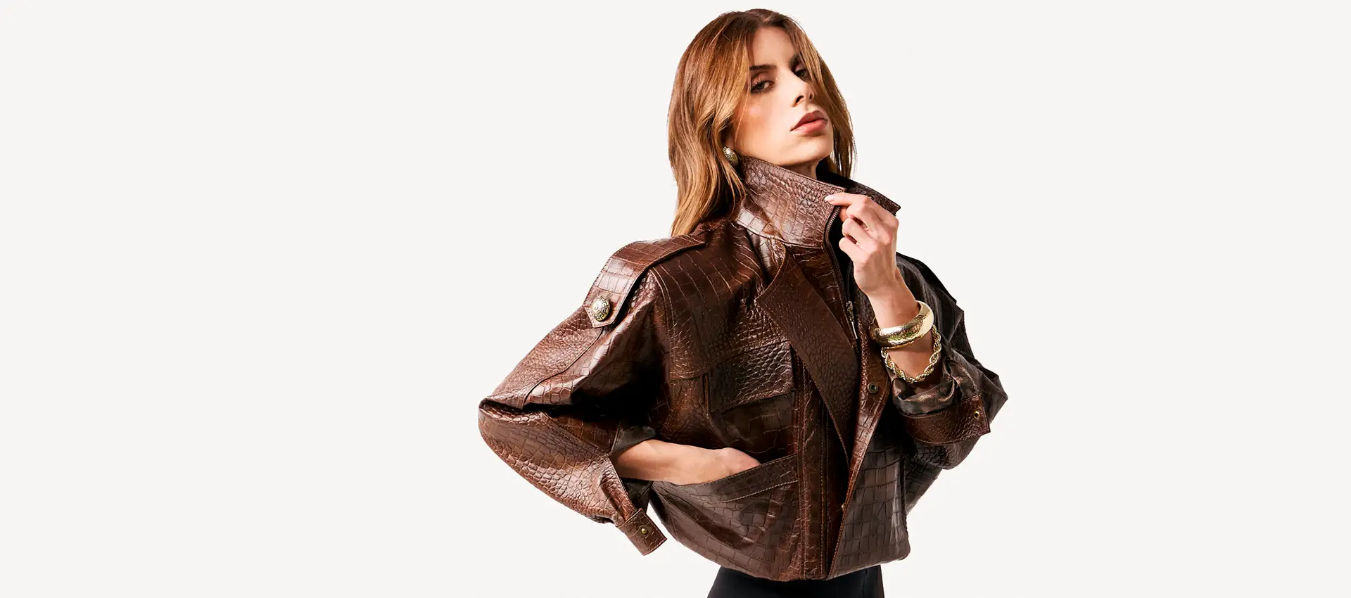 Modelo luciendo la chamarra de cuero de la coleecion falls26, chaqueta de cuero oversize de barmont