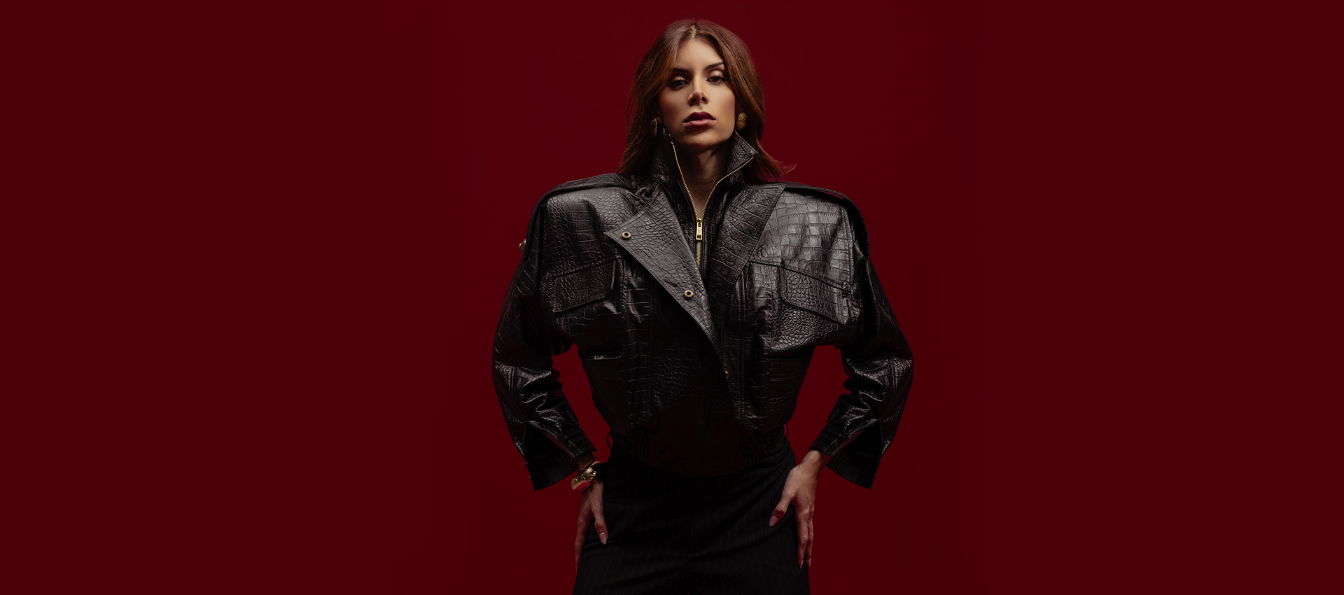 Nueva colección Barmont: Chaqueta de cuero negra textura croco oversize y moda colombiana de lujo.